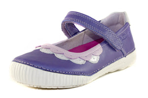 Premium quality dress shoes with genuine leather lining and upper in purple with light purple and silver decor and single velcro strap. Thanks to its high level of specialization, D.D. Step knows exactly what your child’s feet need, to develop properly in the various phases of growth. The exceptional comfort these shoes provide assure the well-being and happiness of your child.