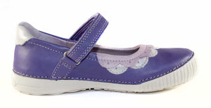 Premium quality dress shoes with genuine leather lining and upper in purple with light purple and silver decor and single velcro strap. Thanks to its high level of specialization, D.D. Step knows exactly what your child’s feet need, to develop properly in the various phases of growth. The exceptional comfort these shoes provide assure the well-being and happiness of your child.