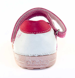 Premium quality dress shoes with genuine leather lining and upper in white with pink decor and single velcro strap. Thanks to its high level of specialization, D.D. Step knows exactly what your child’s feet need, to develop properly in the various phases of growth. The exceptional comfort these shoes provide assure the well-being and happiness of your child.