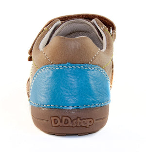 Premium quality sneaker with genuine leather lining and upper brown with blue and green stripe. Thanks to its high level of specialization, D.D. Step knows exactly what your child’s feet need, to develop properly in the various phases of growth. The exceptional comfort these shoes provide assure the well-being and happiness of your child.