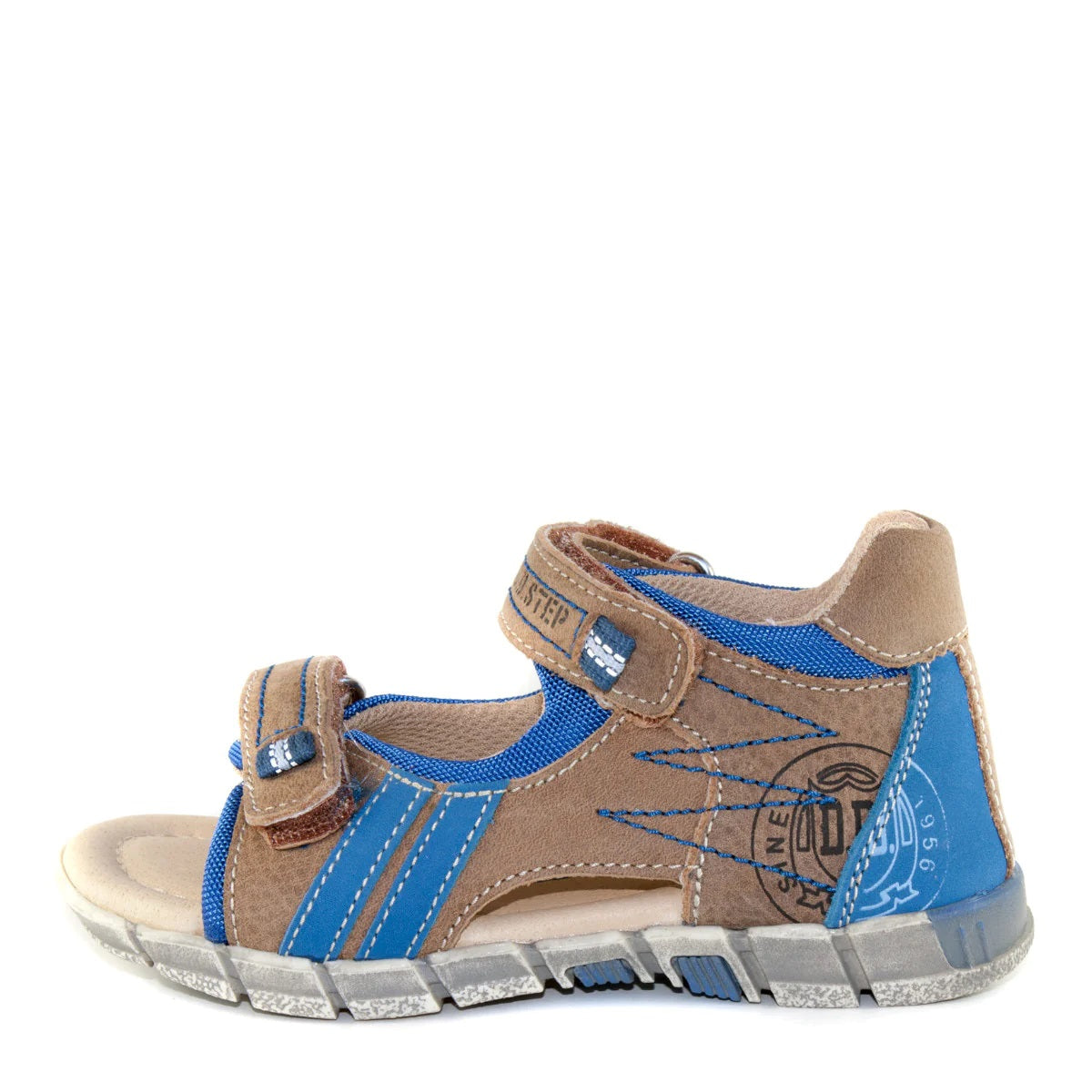 Premium quality sandals with genuine leather lining and upper brown with blue stripes. Thanks to its high level of specialization, D.D. Step knows exactly what your child’s feet need, to develop properly in the various phases of growth. The exceptional comfort these shoes provide assure the well-being and happiness of your child.